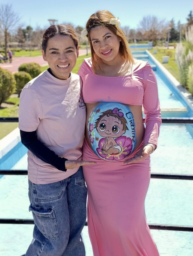Embarazada con tripita pintada en sesión de bodypainting en Madrid