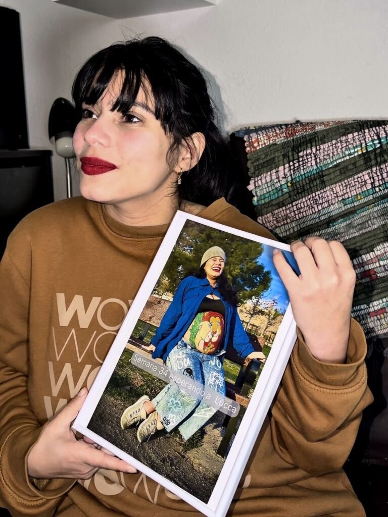 Mamá con la foto A4 del bodypainting de embarazo enmarcada — recuerdo para toda la vida