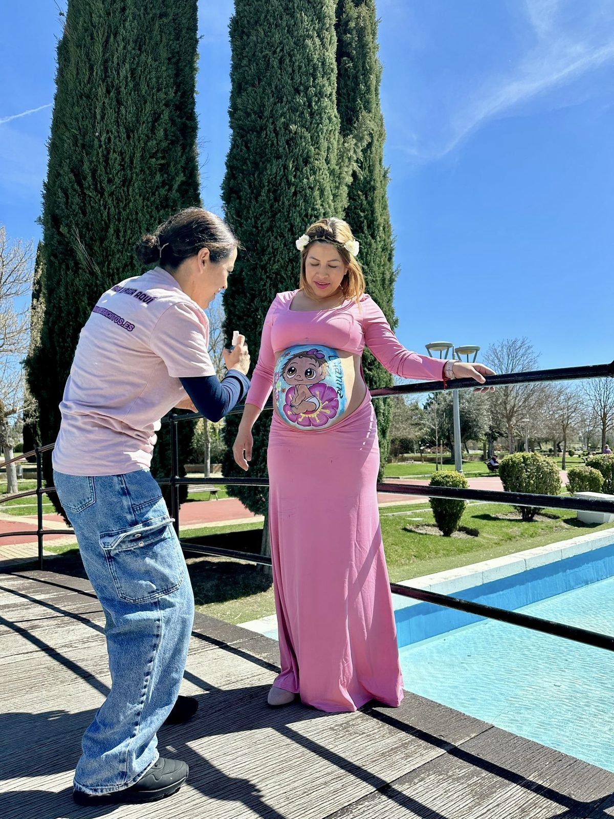 Lucy fotografiando a embarazada con bodypainting en sesión de fotos de embarazo en Madrid