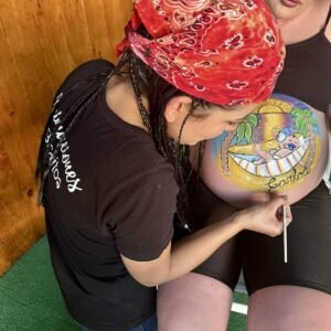 Lucy pintando una tripita de embarazada en sesión de bodypainting en Madrid