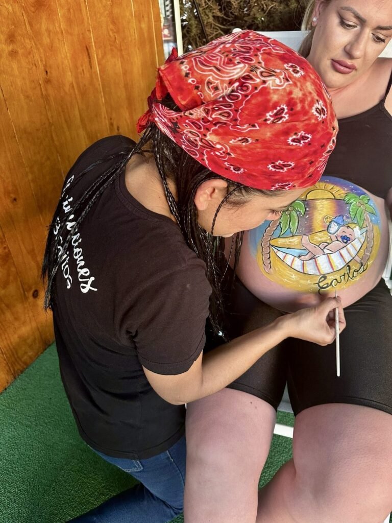Lucy pintando una tripita de embarazada en sesión de bodypainting en Madrid